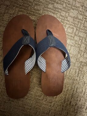GAP Men's Brown Footbed Navy Strap Flip Flops